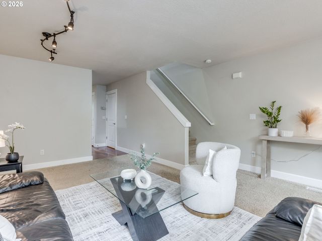 4819 Sw BEAVERTON HILLSDALE Hwy Sw, Portland, OR 97221