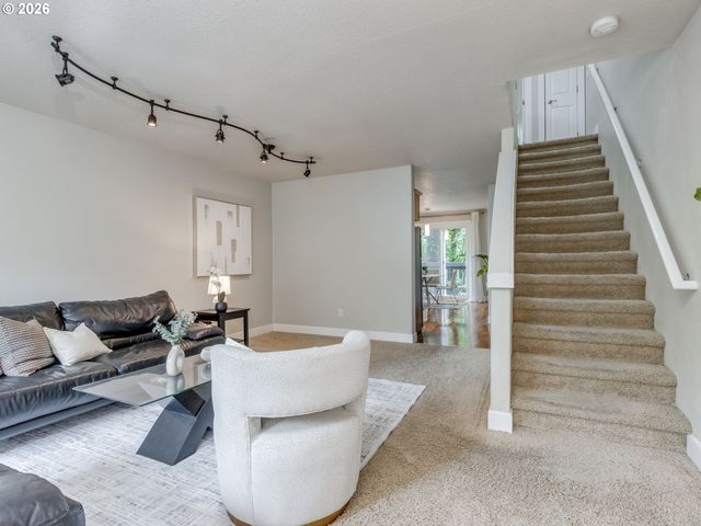 4819 Sw BEAVERTON HILLSDALE Hwy Sw, Portland, OR 97221