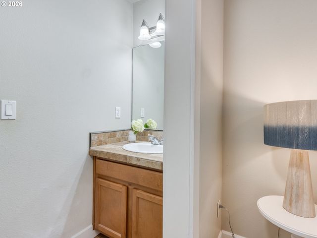 4819 Sw BEAVERTON HILLSDALE Hwy Sw, Portland, OR 97221