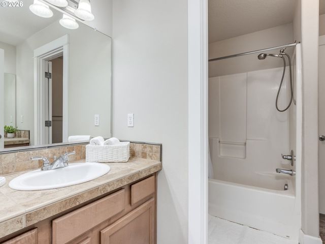 4819 Sw BEAVERTON HILLSDALE Hwy Sw, Portland, OR 97221
