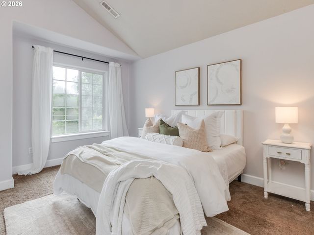 4819 Sw BEAVERTON HILLSDALE Hwy Sw, Portland, OR 97221