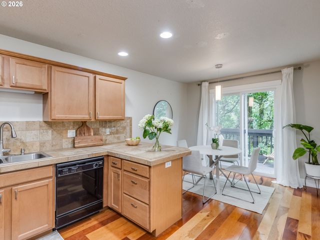 4819 Sw BEAVERTON HILLSDALE Hwy Sw, Portland, OR 97221