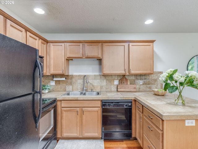 4819 Sw BEAVERTON HILLSDALE Hwy Sw, Portland, OR 97221
