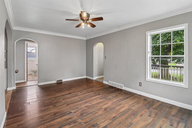 4120 Cambridge Street, Des Moines, IA 50313