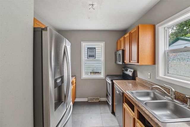 4120 Cambridge Street, Des Moines, IA 50313