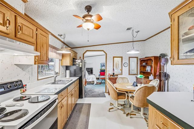 2903 CR 426E, Lake Panasoffkee, FL 33538