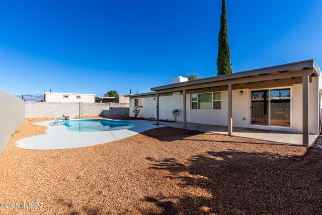 2418 S Palm Springs Drive, Tucson, AZ 85710