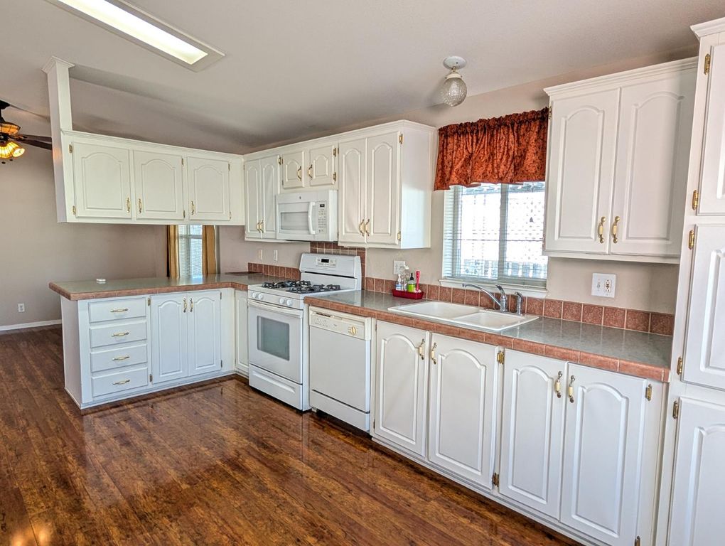 Image 10 of property listing at 1001 Sylmar Avenue # 131, Clovis, CA 93612