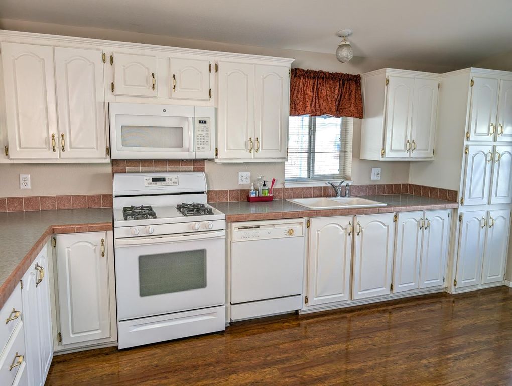 Image 6 of property listing at 1001 Sylmar Avenue # 131, Clovis, CA 93612