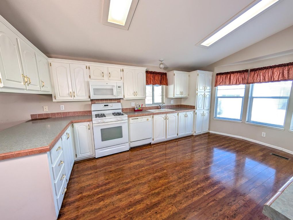 Image 7 of property listing at 1001 Sylmar Avenue # 131, Clovis, CA 93612