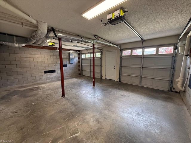 2740 Bridgeport Drive, Winston-salem, NC 27103