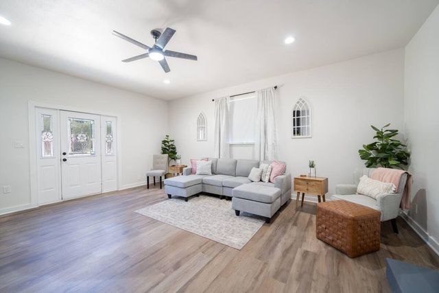 410 E Clarksville St, Jefferson, TX 75657