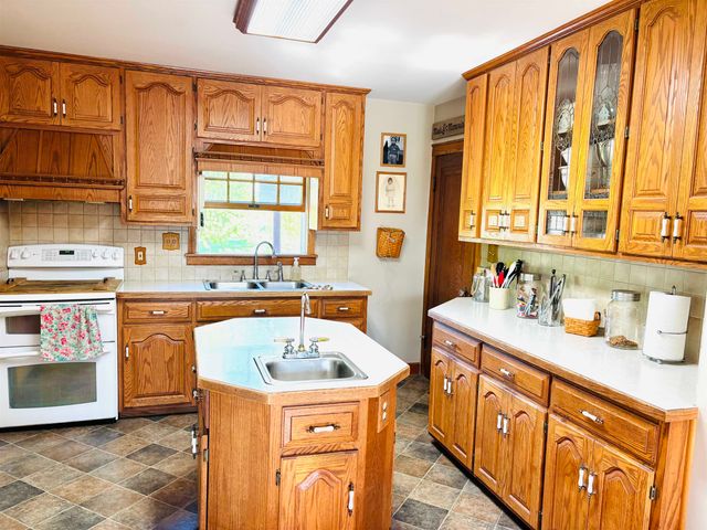 1408 S Huron Road, Kawkawlin, MI 48631