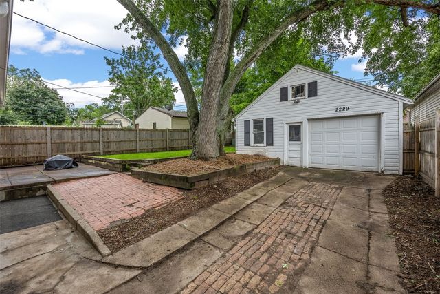 2229 Meadowbrook Drive SE, Cedar Rapids, IA 52403