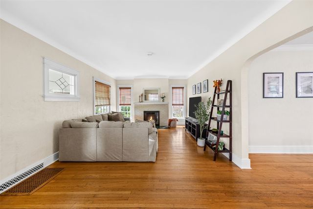 2229 Meadowbrook Drive SE, Cedar Rapids, IA 52403