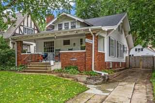 2229 Meadowbrook Drive SE, Cedar Rapids, IA 52403