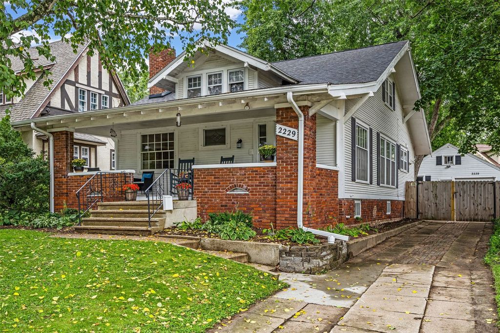 2229 Meadowbrook Drive SE, Cedar Rapids, IA 52403