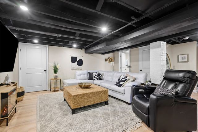 10 Hawthorne Ave, Crafton, PA 15205