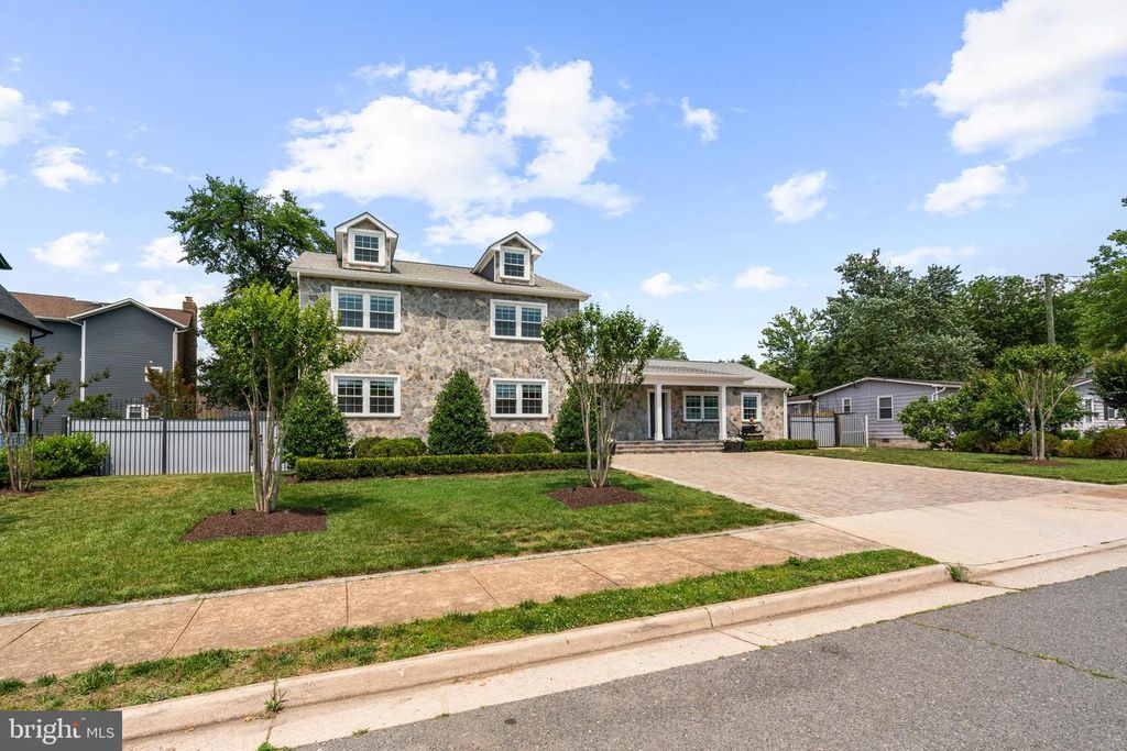 6634 HARRIETT ST, Falls Church, VA 22042