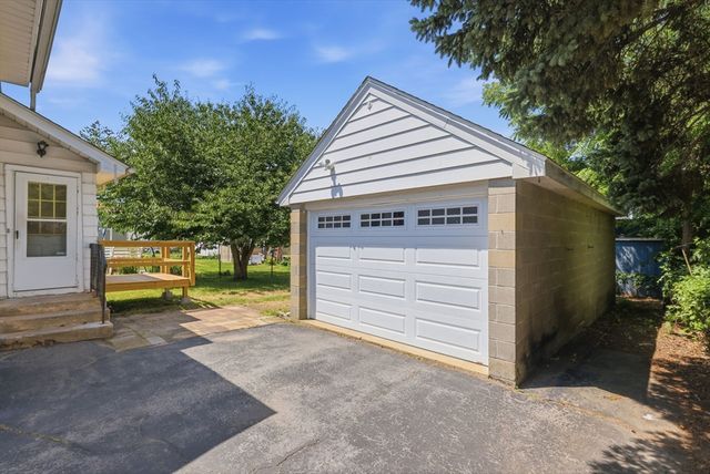 17 Rollinson Road, Worcester, MA 01606