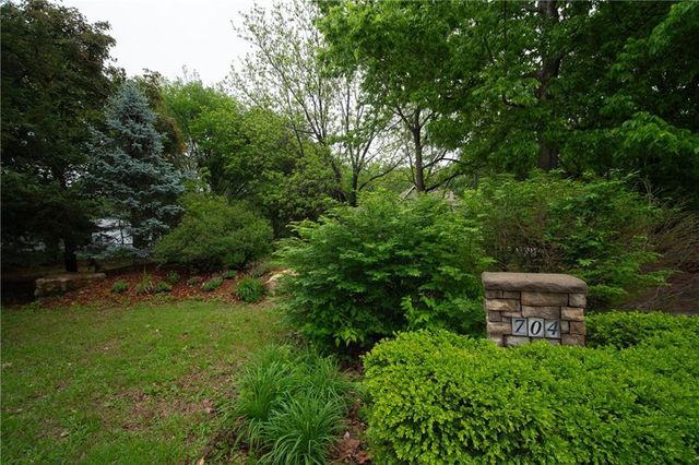 704 Folks Road, Lawrence, KS 66047