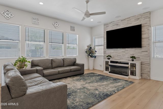10204 E THUNDERBOLT Avenue, Mesa, AZ 85212