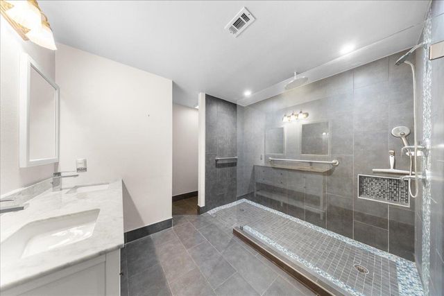 10900 Crown Colony DR B, Austin, TX 78747