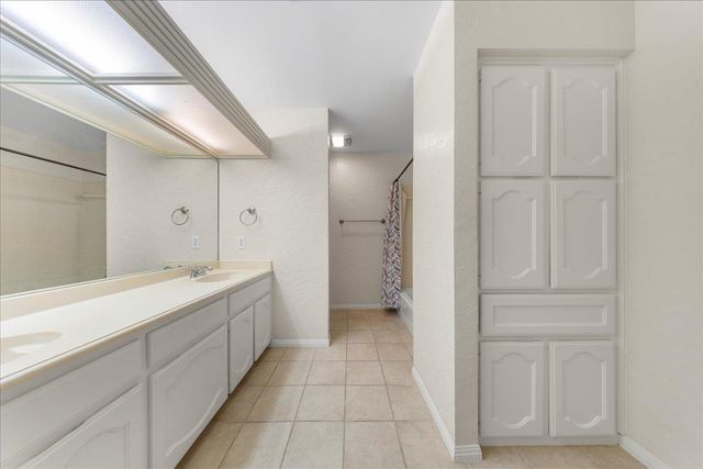 10900 Crown Colony DR B, Austin, TX 78747