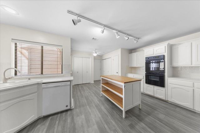 10900 Crown Colony DR B, Austin, TX 78747