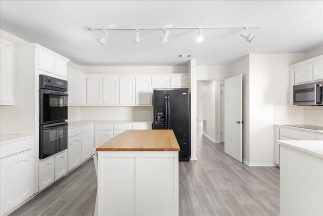 10900 Crown Colony DR B, Austin, TX 78747