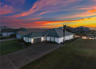 30 Peets Bend Dr, Rockport, TX 78382