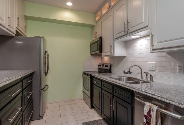 2228 S Piney Point Rd 109, Houston, TX 77063