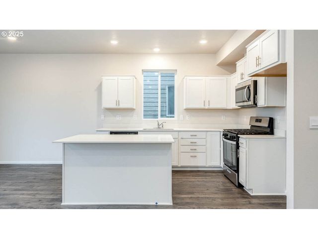 2844 Pierce Pkwy, Springfield, OR 97477