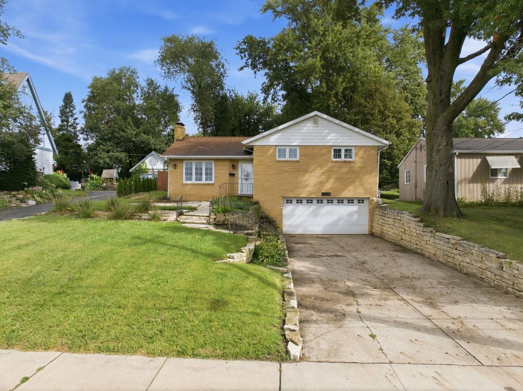 1119 W 12th Street, Cedar Falls, IA 50613