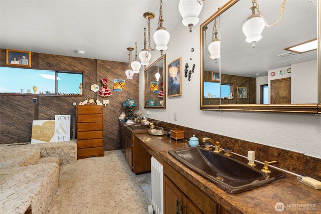 43 Hines Valley Road, Raymond, WA 98577