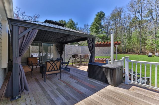 14 Sheffield Place, Mashpee, MA 02649