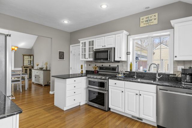 14 Sheffield Place, Mashpee, MA 02649