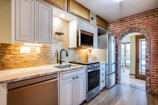 1033 W River Blvd, Wichita, KS 67203