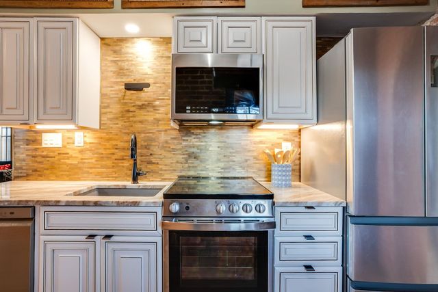 1033 W River Blvd, Wichita, KS 67203