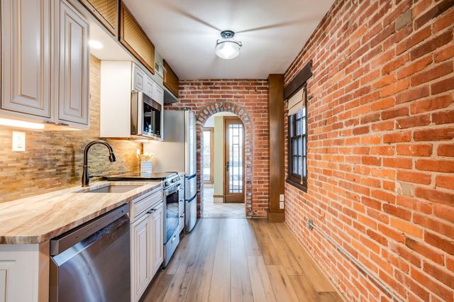 1033 W River Blvd, Wichita, KS 67203