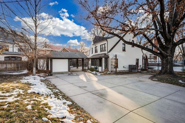 1033 W River Blvd, Wichita, KS 67203