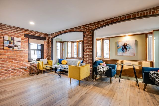 1033 W River Blvd, Wichita, KS 67203