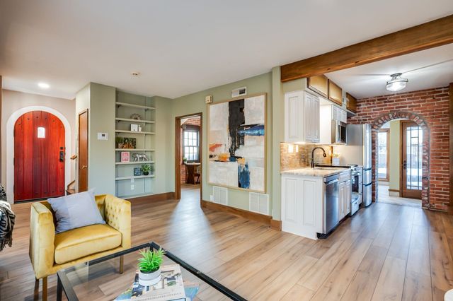 1033 W River Blvd, Wichita, KS 67203