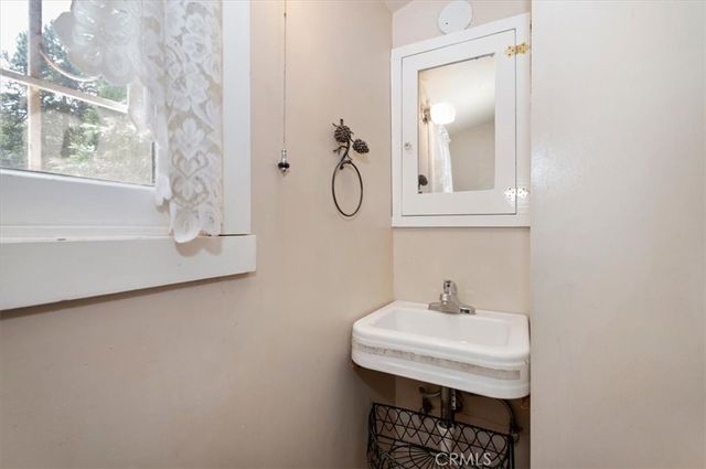 932 Cedar Drive, Crestline, CA 92325