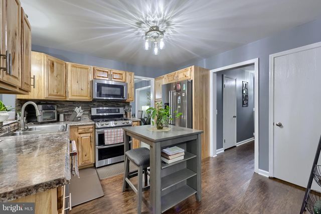 1708 WHITE WATER RD, Lancaster, PA 17603