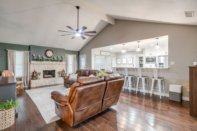 649 Christopher Lane, Burleson, TX 76028