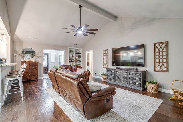 649 Christopher Lane, Burleson, TX 76028