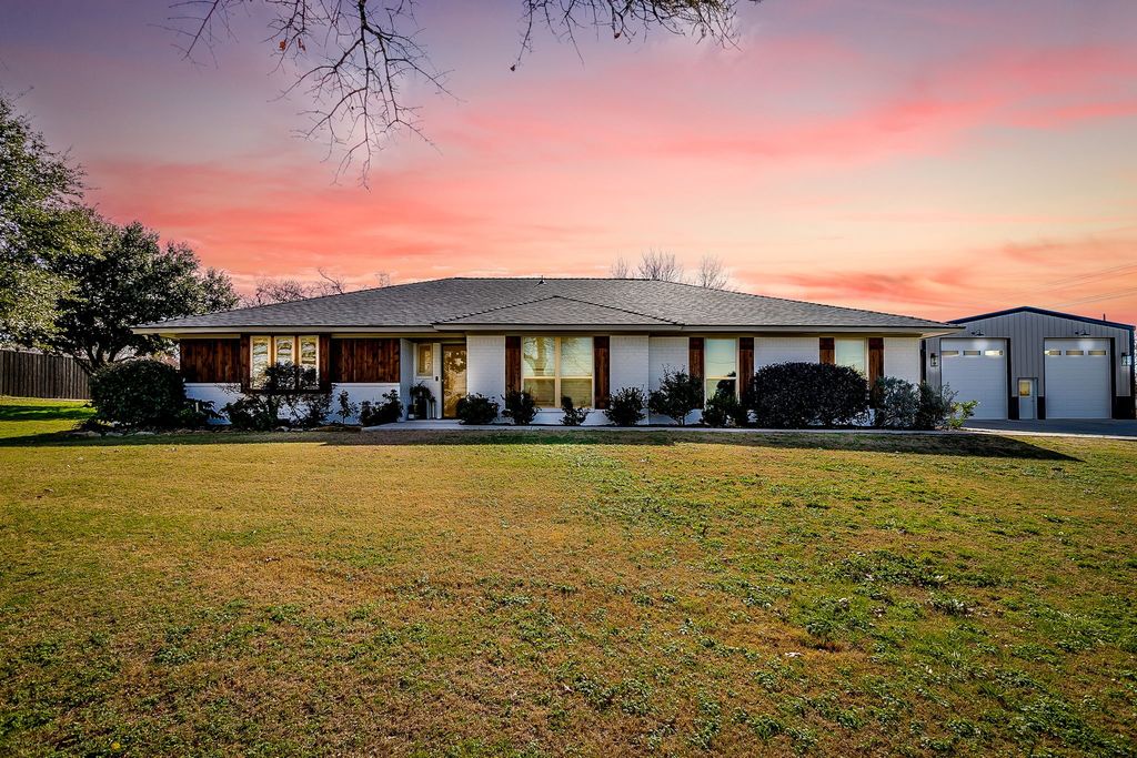 649 Christopher Lane, Burleson, TX 76028