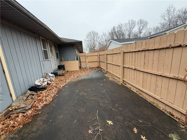 2851 Carlton Drive NW, Warren, OH 44485