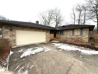 2851 Carlton Drive NW, Warren, OH 44485